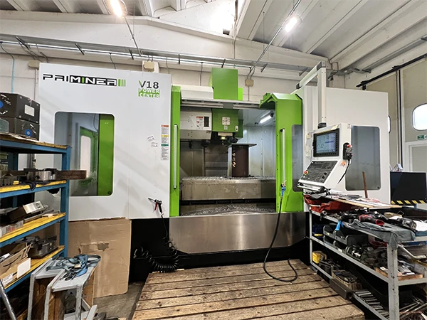 SLIDE azienda-con-macchinari-all-avanguardia-per-fresatura